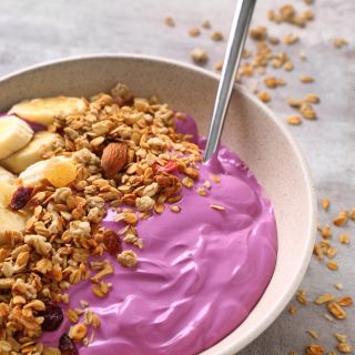 Každé ráno jiná varianta a pokaždé to máš za chvilku. Jogurt, ořechy, semínka, ovoce a naše superfood prášky. 💖✨...