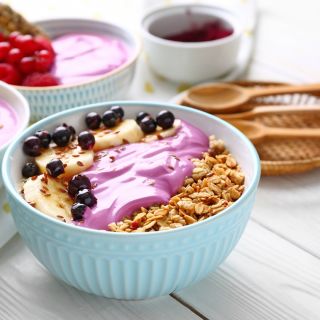 Růžový upgrade vaší snídaně? 💖 Pink Pitaya prášek stačí zamíchat do jogurtu a máte hotovo! 🥄🌸 Přidejte granolu, ovoce nebo...